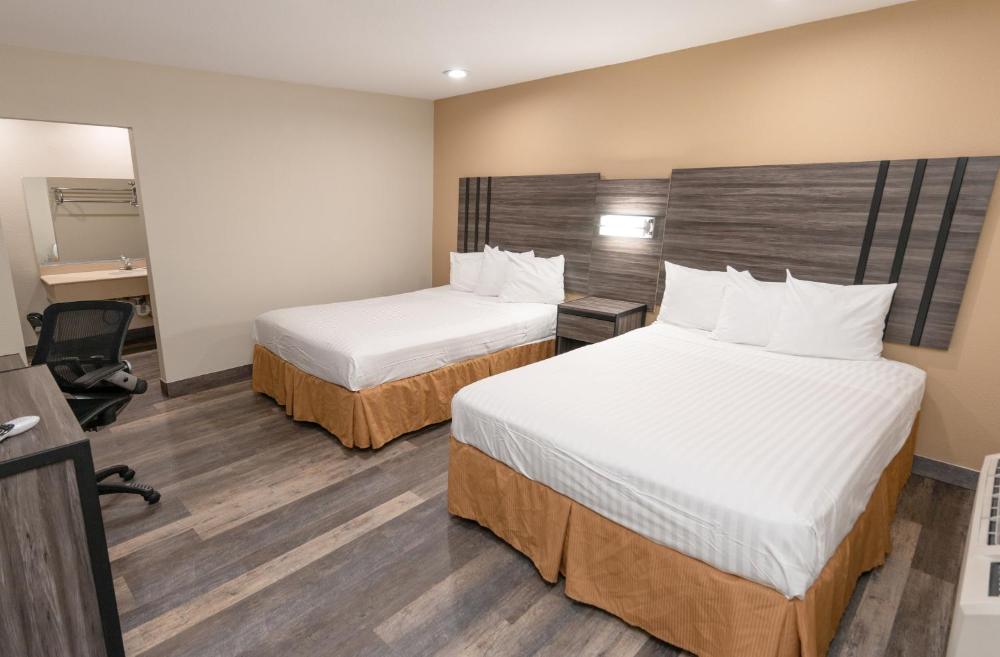 2 Queen Beds - Non-Smoking interior