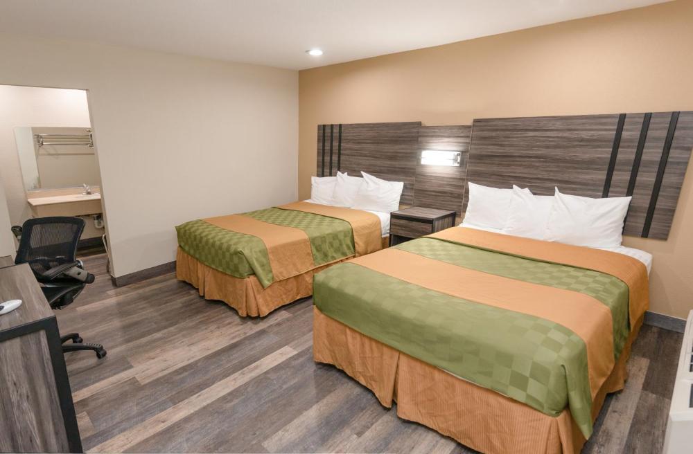 2 Queen Beds - Smoking interior