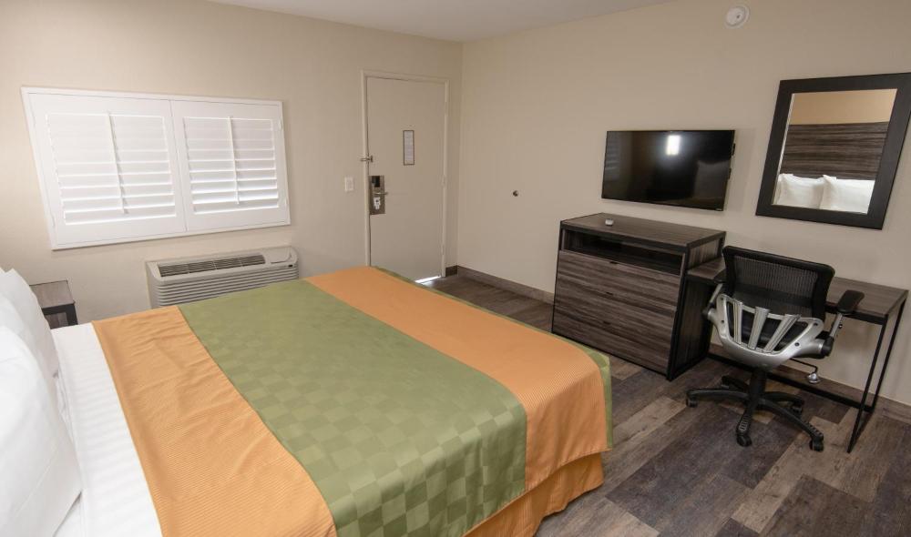 1 King Bed - Smoking interior
